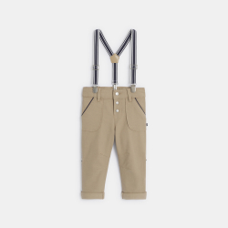 بنطلون (سروال) باللون البيج لين، بحمالات، ومصنوع من القطن الفاخر، مرن وقابل للتعديل، ويناسب الأطفال الصغار